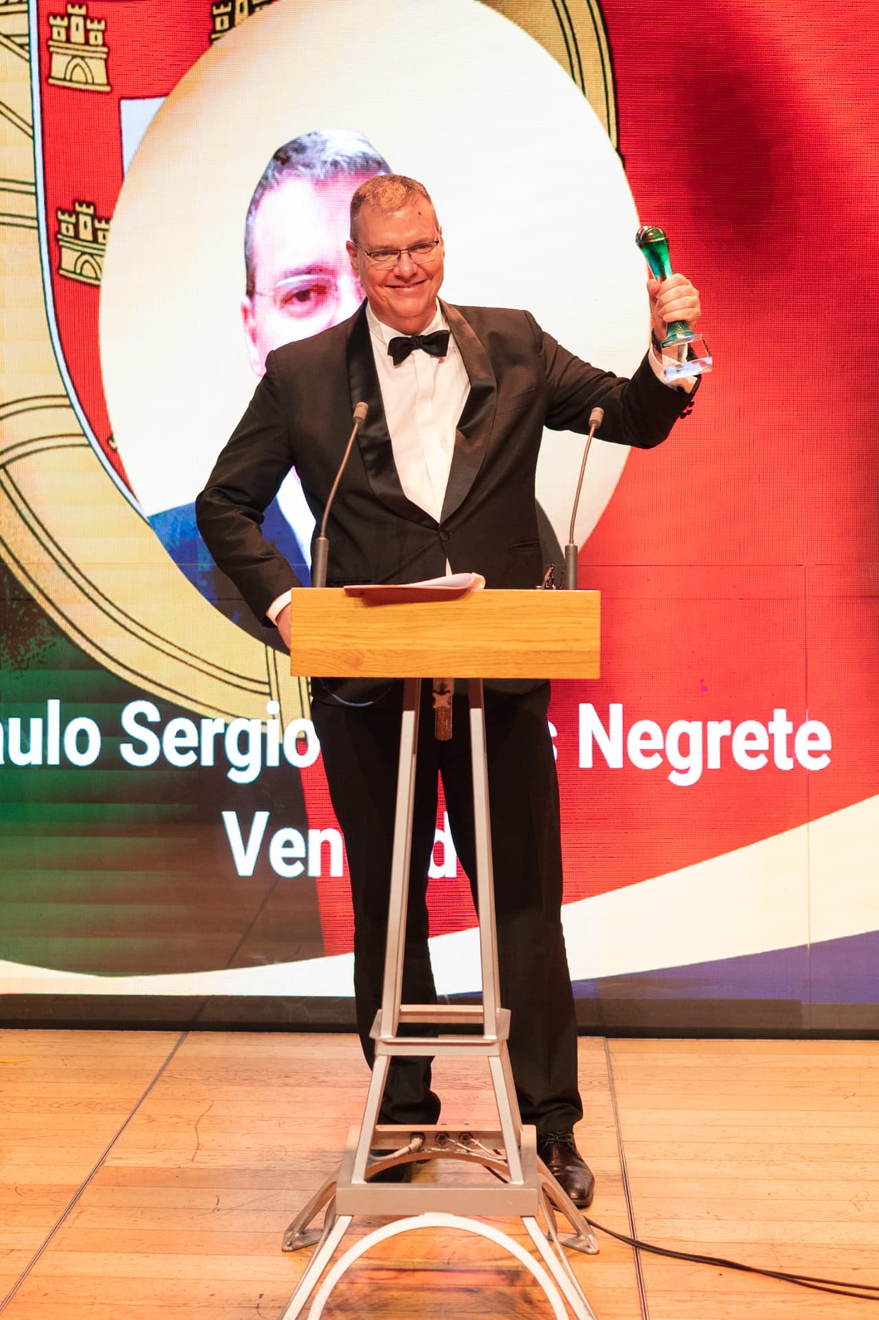 Teacher John Chapman discursando ao receber prêmio no palco