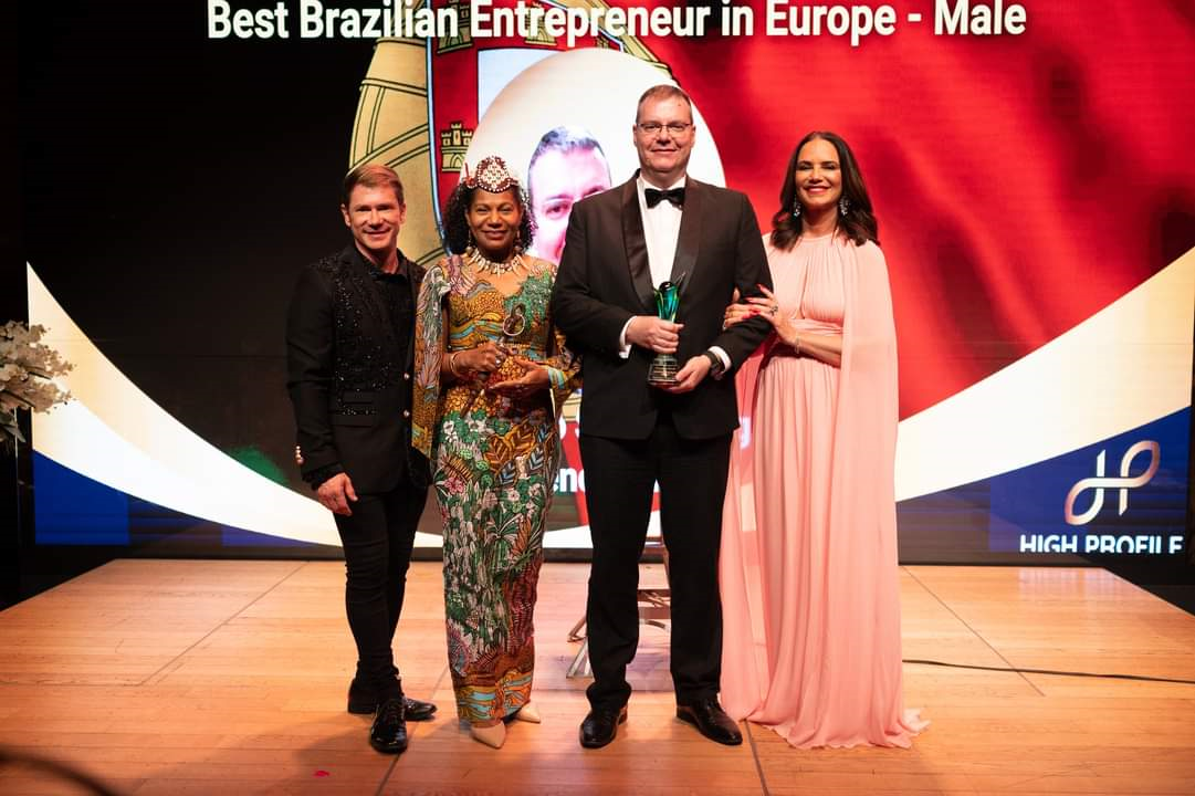 Entrega do prêmio Best Brazilian Entrepreneur in Europe para Paulo Negrete